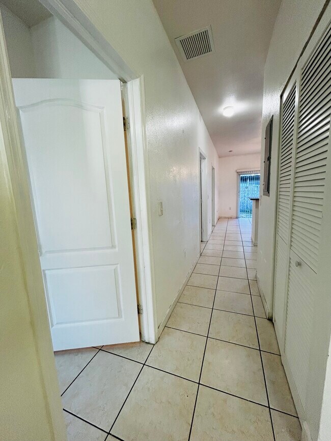 Foto del edificio - 13705 NE 20th Pl
