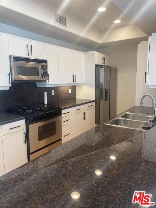 Building Photo - 1862 S Bentley Ave