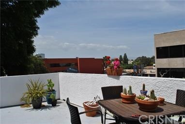 Building Photo - 14937 Dickens St