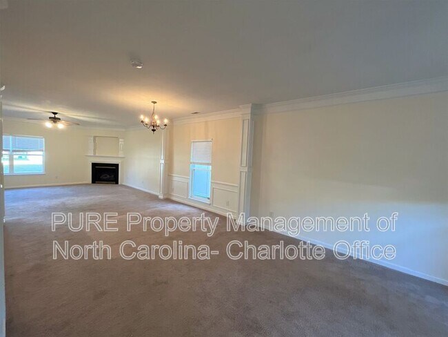 Building Photo - 4803 Sunburst Ln