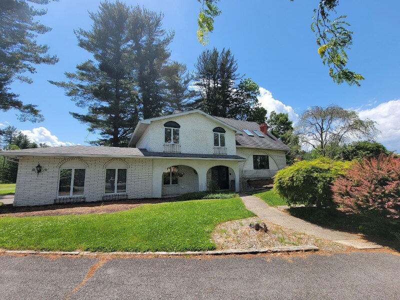 Primary Photo - 5605 Broadacre Dr
