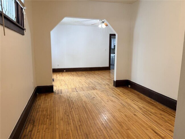 Foto del edificio - 1030 Reaney Ave E