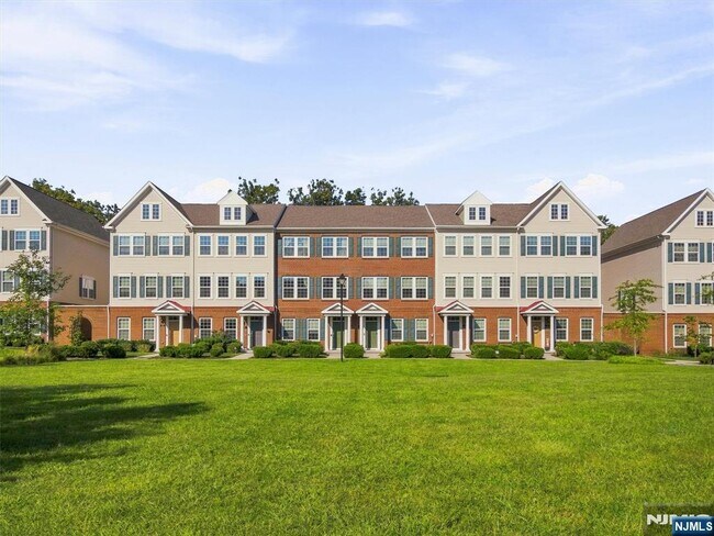 Foto del edificio - 18 Litchfield Ln