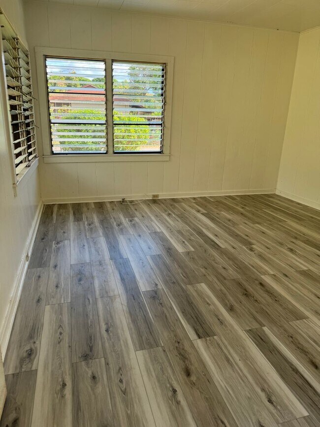 Building Photo - Partly Furnished 3 bedroom 1 bath single f...