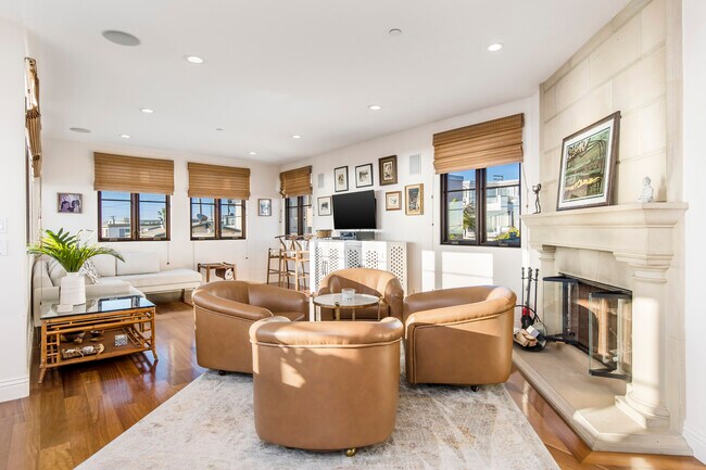 Building Photo - 320 33rd Pl