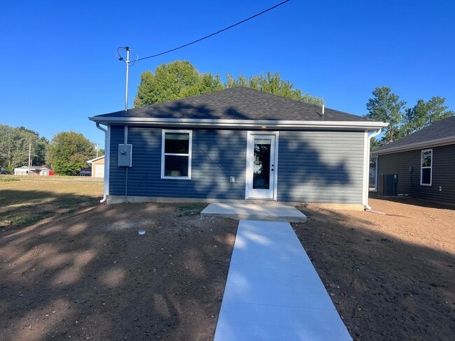 Building Photo - Beautiful Cottage style home