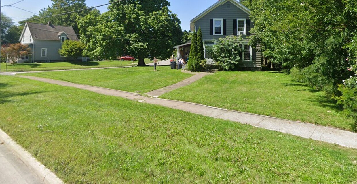 Building Photo - 736 W River Rd N