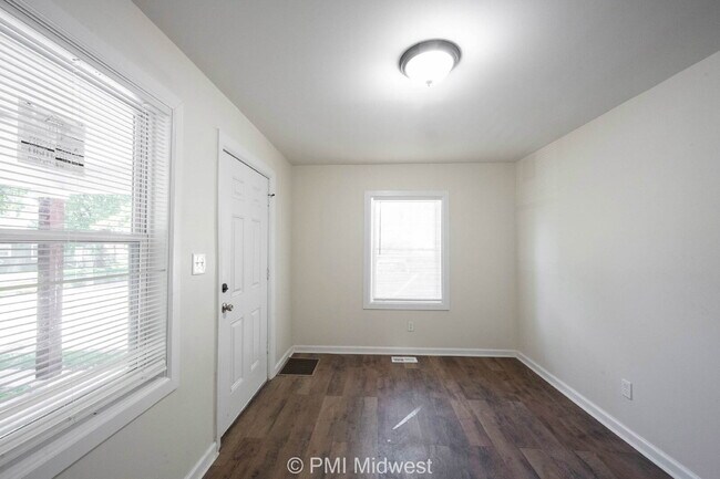 Building Photo - 512 N Chester Ave