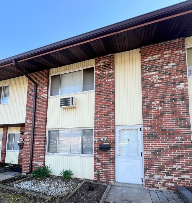 Building Photo - Adorable Townhome! - Presented by Tiffany ...