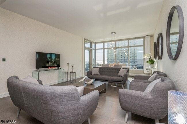 Building Photo - 15 Morris Ave