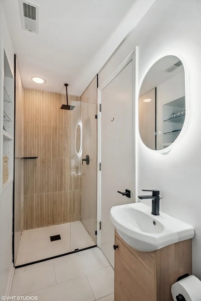 Foto del edificio - 310 N Clinton St