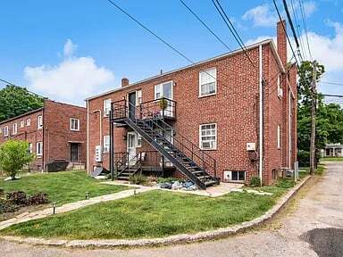 Foto del edificio - Renovated 2BD/1BA Apartment | Bexley Area | Hardwood Floors | Pets Welcome