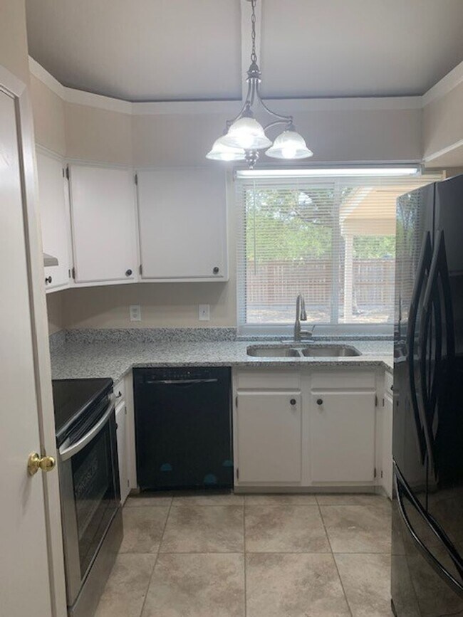 Foto del edificio - Hard to Find! 3/2 with addtl. room w/ AC i...