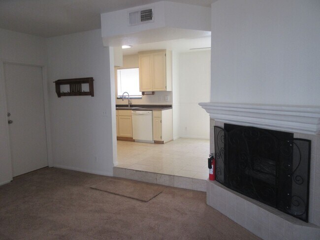 Building Photo - Wonderful townhouse on Glenoaks!