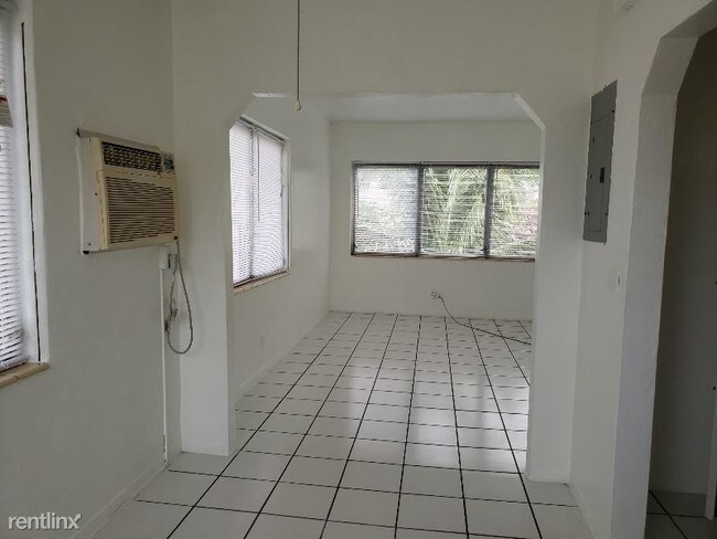 Building Photo - 2 br, 1 bath Apartment - 368 SW 11th St