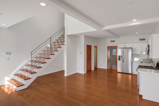 Building Photo - 1411 Cloverfield Blvd
