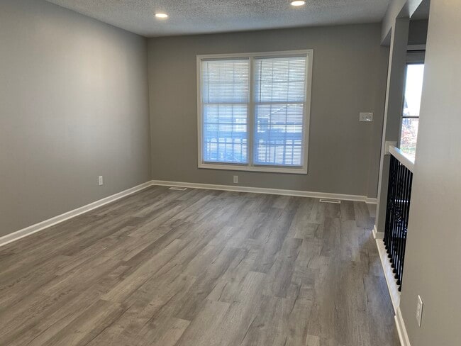 Sala de estar - 315 Lakeland Dr