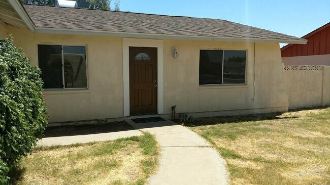 Building Photo - 3 BEDROOM 2 BATHROOM HOME WITH NO HOA!