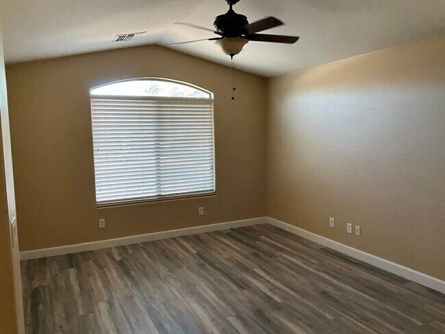 Building Photo - 41741 W Park Hill Dr