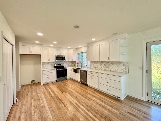 Building Photo - Fantastic Redmond Location!!!
