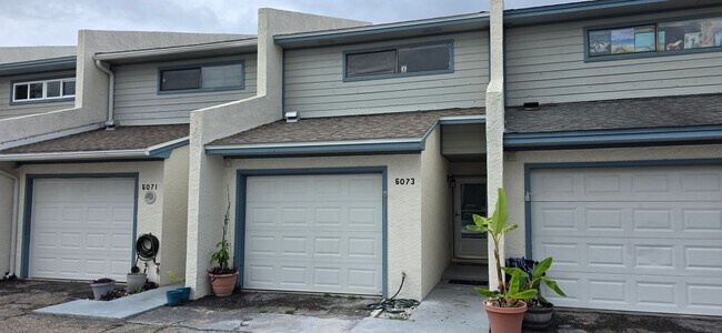 Building Photo - Here is your 3bed/3bath home on the water!