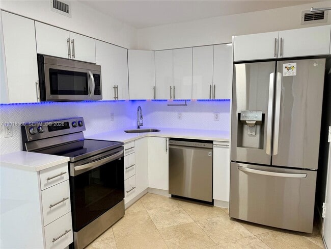 Building Photo - 5151 Collins Ave