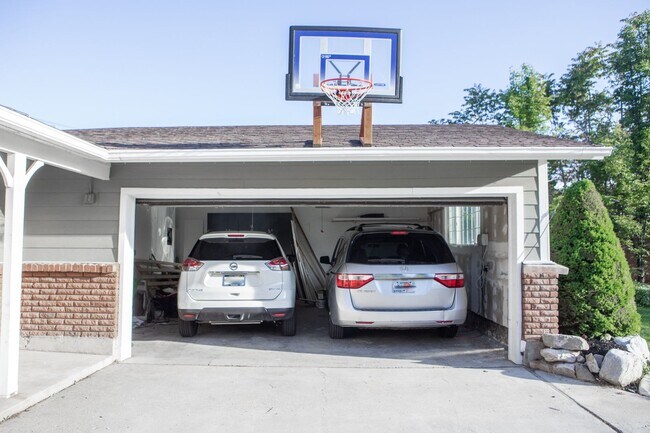 Building Photo - Stunning Home In Excellent Millcreek Locat...