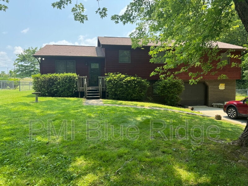 Primary Photo - 10 Laurel Brook Dr