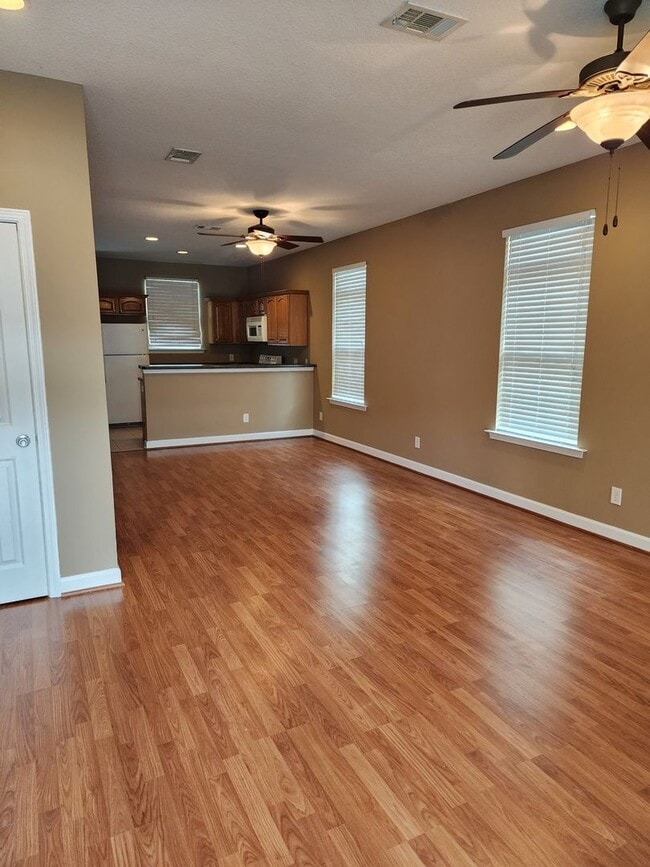 Foto del edificio - 122 Governors Blvd