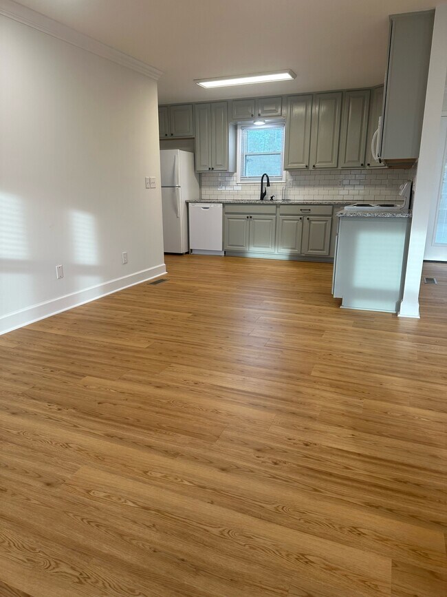 Comedor - 5149 Honeysuckle Ln E