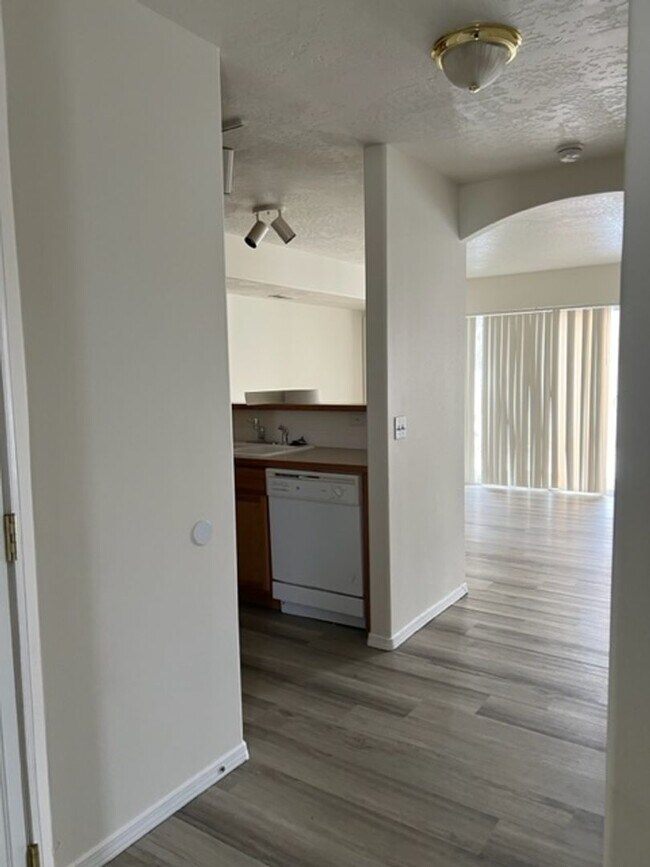 Building Photo - 2123