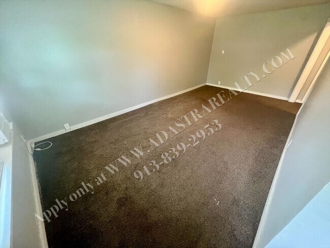 Foto del edificio - Cozy 2 Bed 1 Bath Duplex in OLATHE-Coming SOON!!