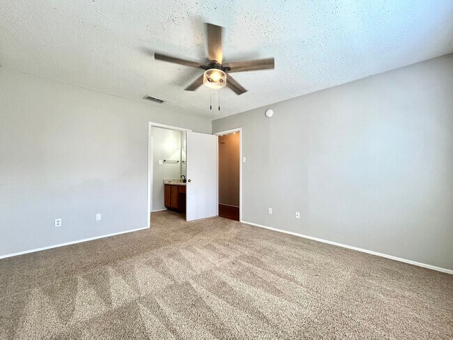 Foto del edificio - 400 W South Town Dr