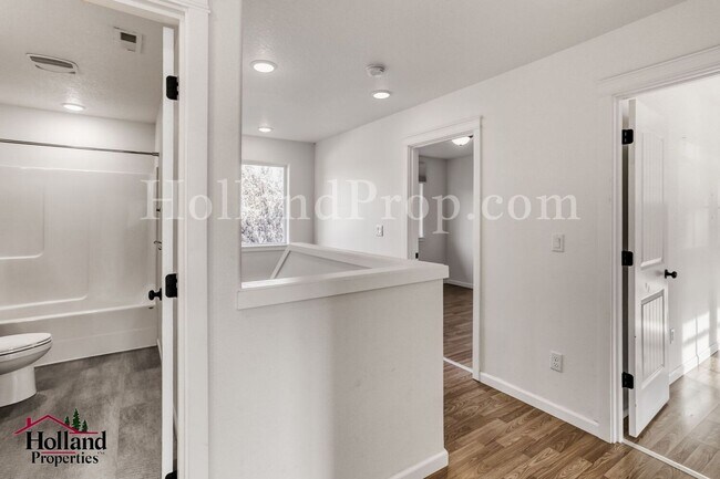 Foto del edificio - Stunning 3-Bedroom Forest Grove Home with Fireplace, Fenced Yard & Garage
