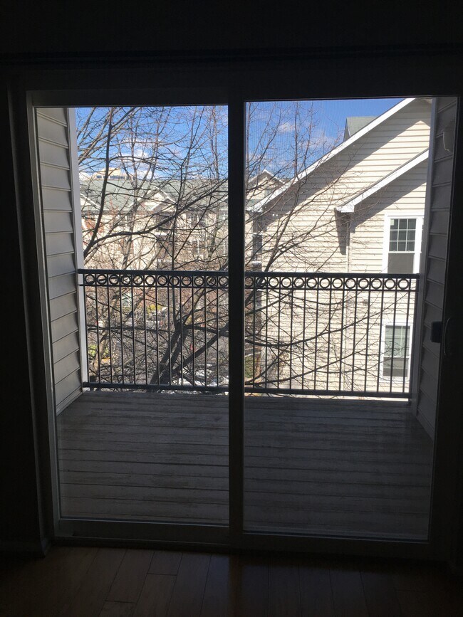 Vista del balcón desde el interior del apartamento. - 1591 Spring Gate Dr