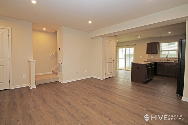 Building Photo - Stylish Townhome in TA School District!
