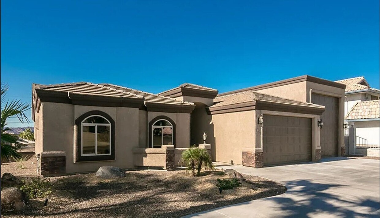 Foto principal - 3 bedroom 2 bathroom 2 car garage + 60FT R...