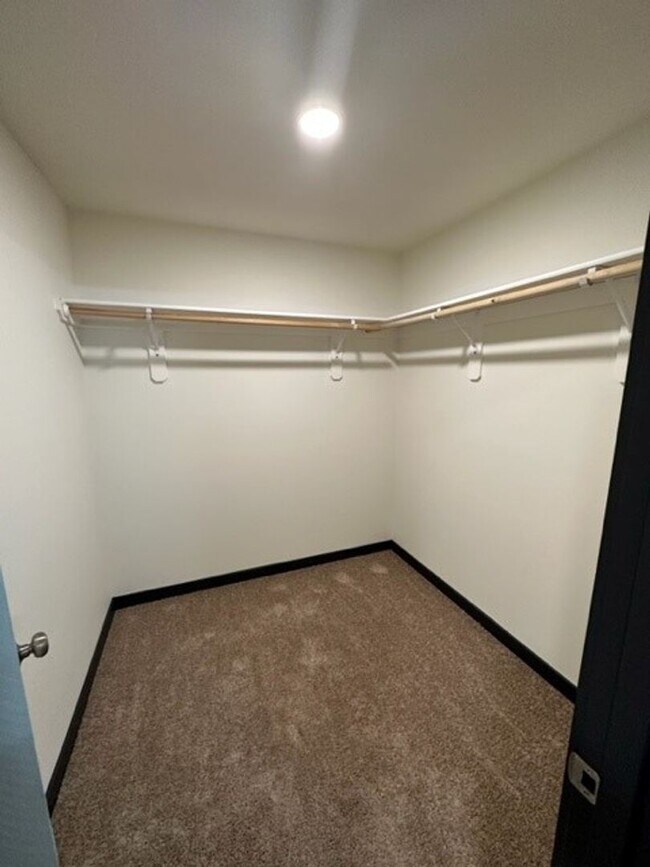 Foto del edificio - Newer Construction & Pet Friendly! 3 Bed 2.5 Bath Home Available!
