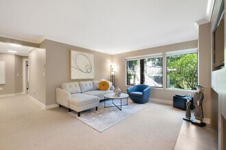 Building Photo - 1280 Bellevue Way NE