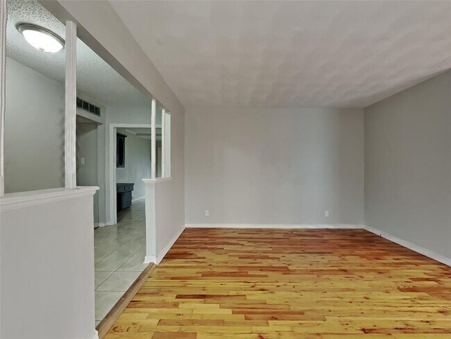 Foto del edificio - 8445 Bocowood Dr