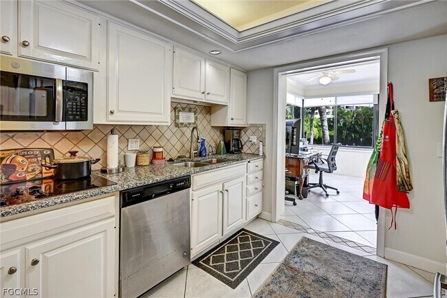 Building Photo - 4821 S Landings Dr