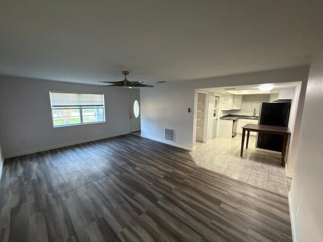 Building Photo - 3010 Catherine Dr