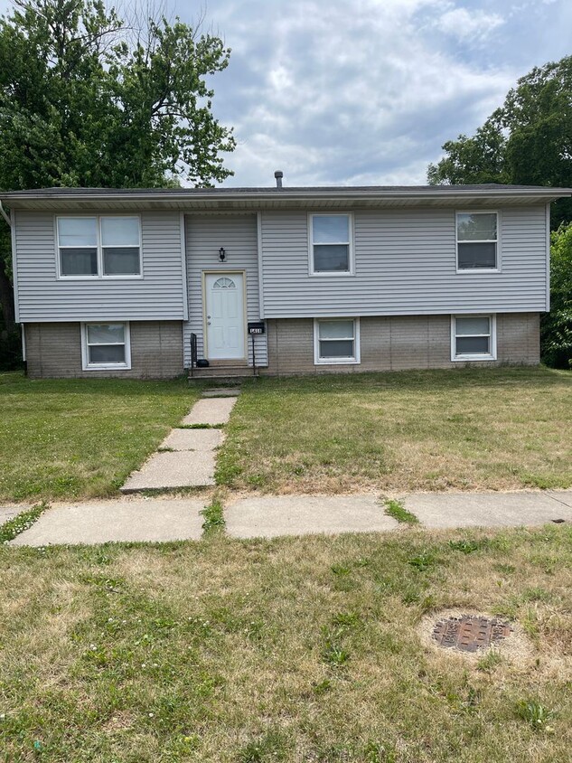 Primary Photo - 3 Bedroom 1 Bath House in East Moline