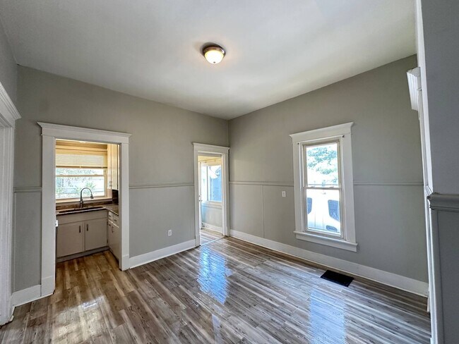 Foto del edificio - Charming 3-Bedroom Home on Logan Avenue, M...