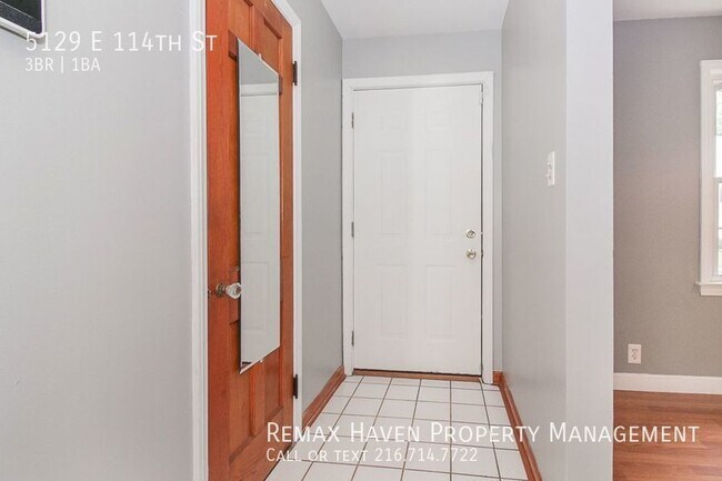 Building Photo - 5129 E 114th St, Garfield Heights-Spacious...
