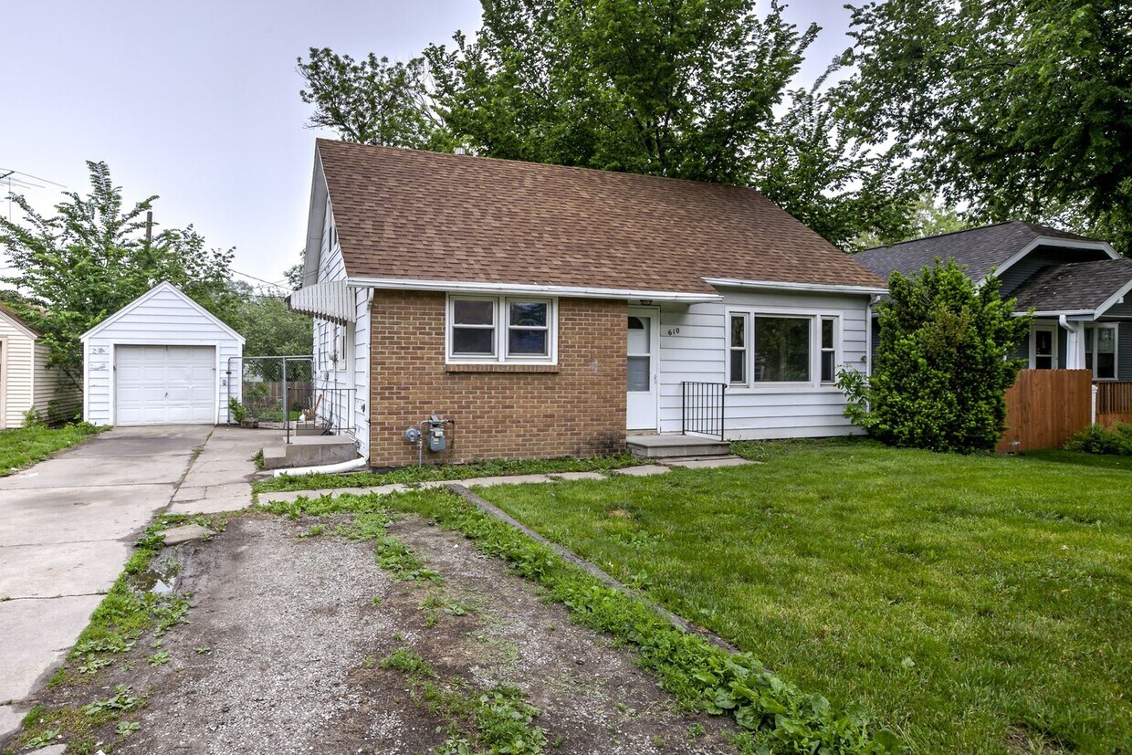 Primary Photo - 4 Bedroom Home Available July!
