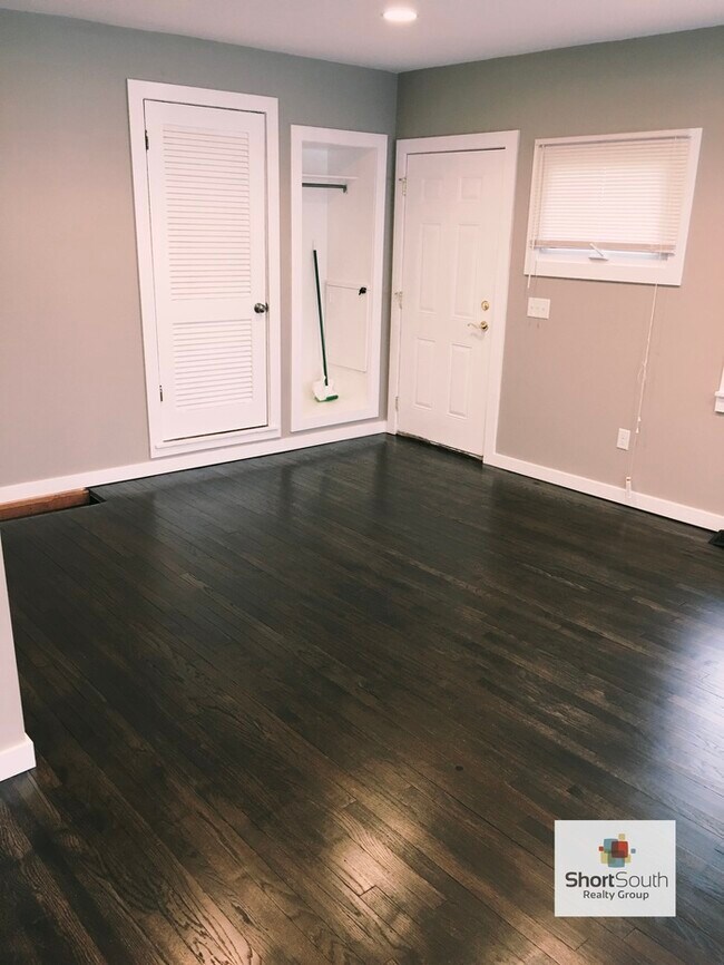 Foto del edificio - Main Floor Commercial Space For Lease on S...