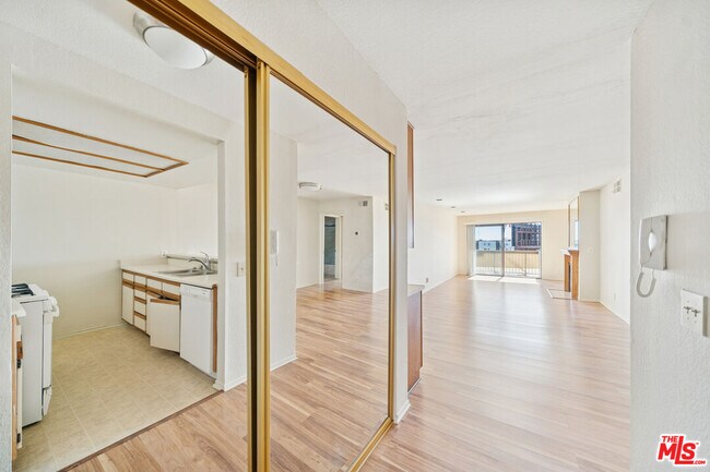 Foto del edificio - 1519 N Martel Ave