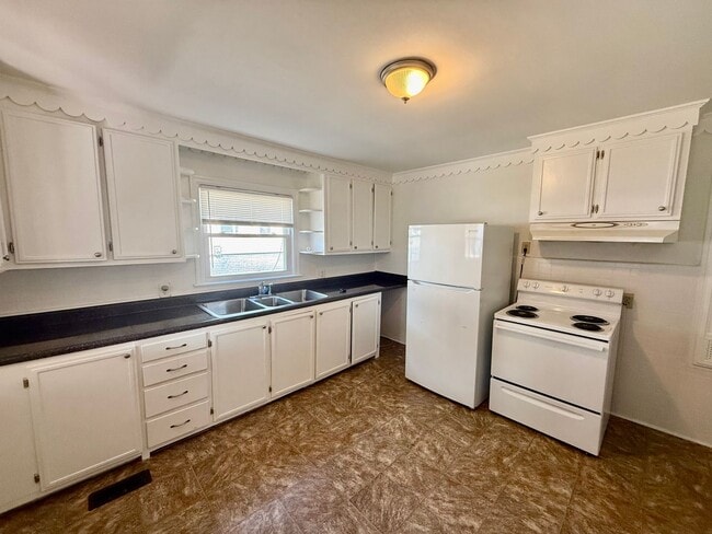 Building Photo - Three bedroom, 1.5 bath house in Burlington