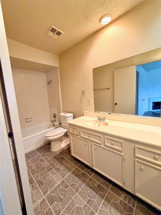 Building Photo - 7700 Creekbend Dr
